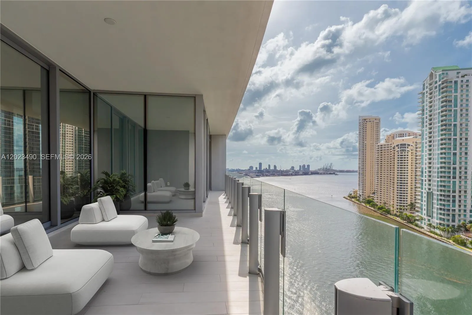 Foto de propiedad en 300 Biscayne Blvd Way 1704, Miami, FL 33131 Miami con MLS# 