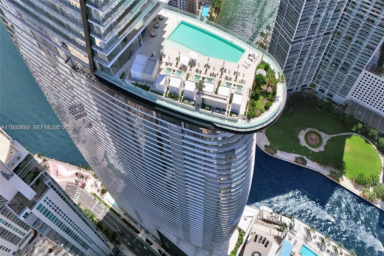 Foto de propiedad en 300 Biscayne Blvd Way 3704C, Miami, FL 33131 Miami con MLS# 