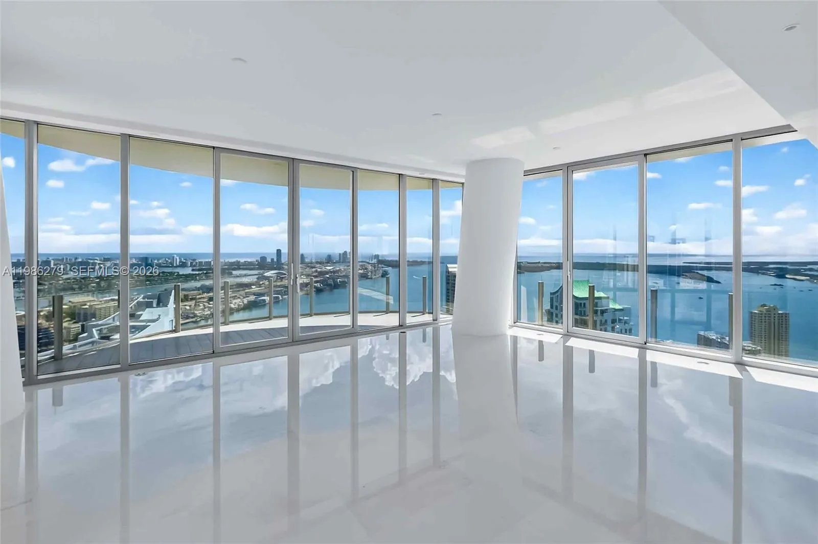 Foto de propiedad en 300 Biscayne Blvd Way 4901E, Miami, FL 33131 Miami con MLS# 