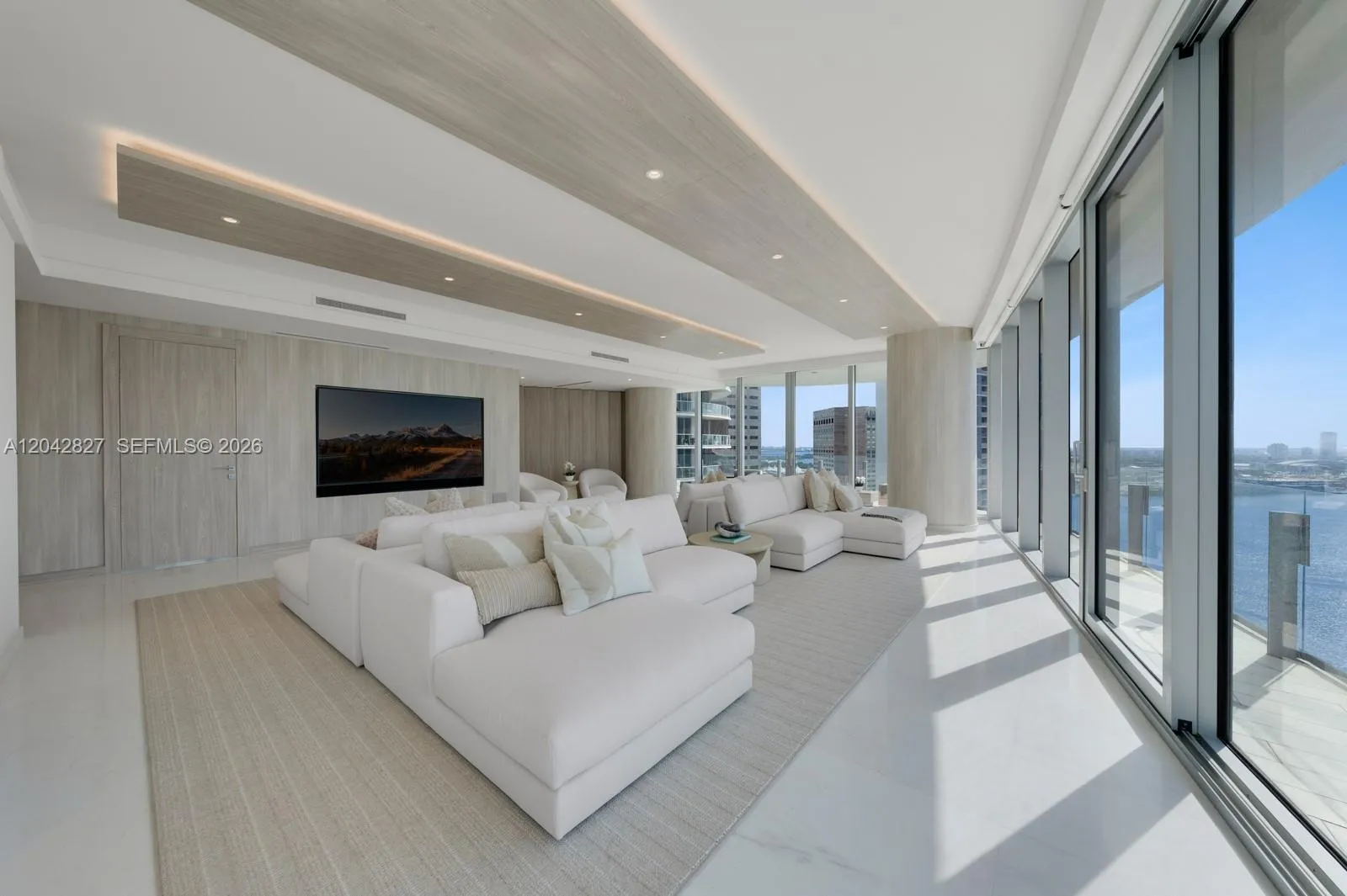 Foto de propiedad en 300 Biscayne Boulevard Way 2701, Miami, FL 33131 Miami con MLS#