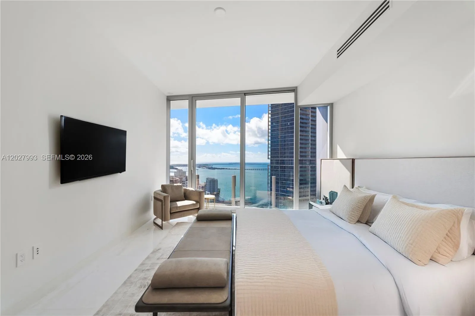 Foto de propiedad en 300 Biscayne Boulevard Way 3905W, Miami, FL 33131 Miami con MLS# 