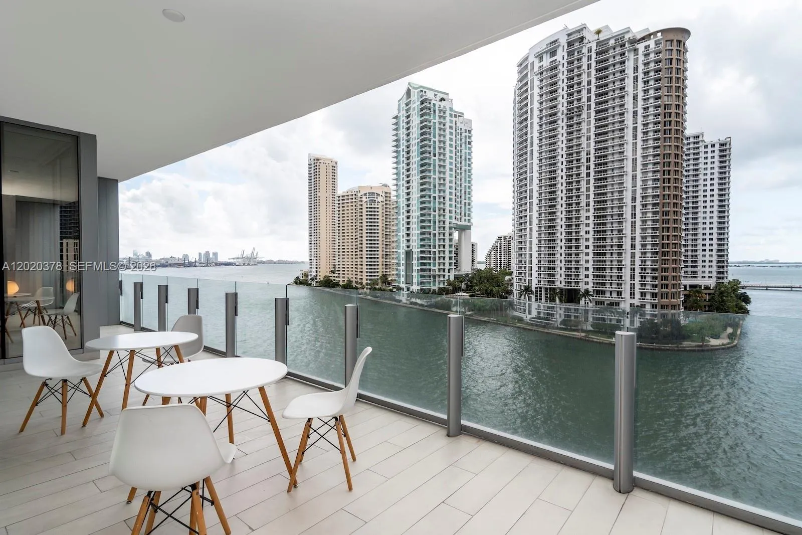 Foto de propiedad en 300 Biscayne Boulevard Way 802E, Miami, FL 33131 Miami con MLS# 