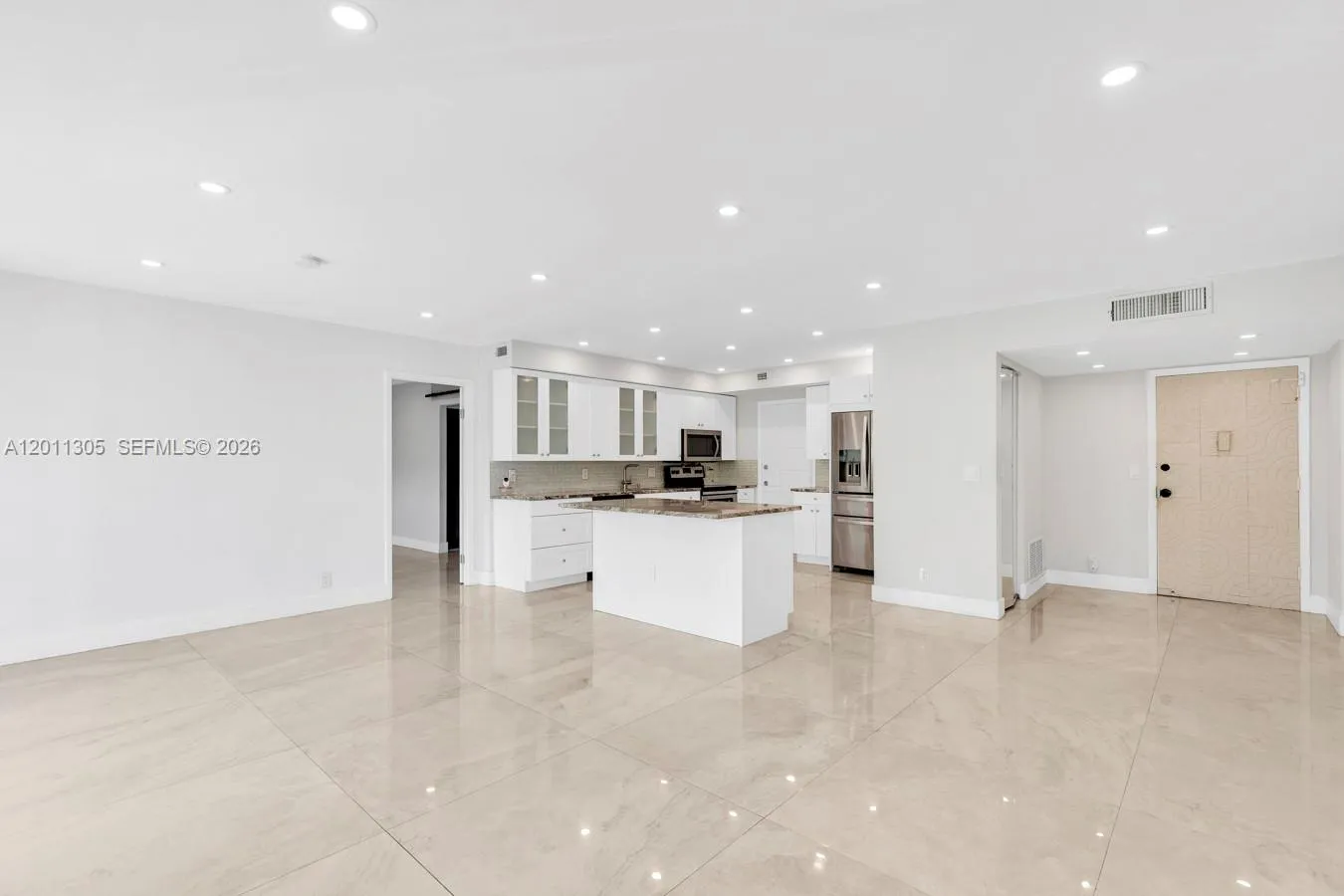 Foto de propiedad en 300 Diplomat Parkway 204, Hallandale Beach, FL 33009 Hallandale Beach con MLS# 