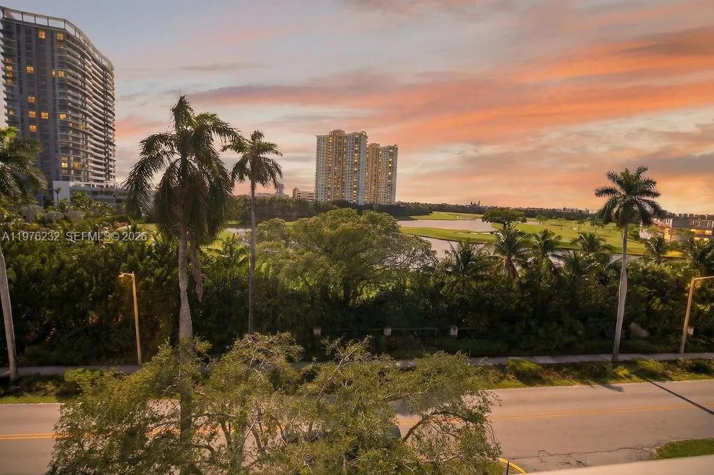 Foto de propiedad en 300 Diplomat Parkway 601, Hallandale Beach, FL 33009 Hallandale Beach con MLS# 