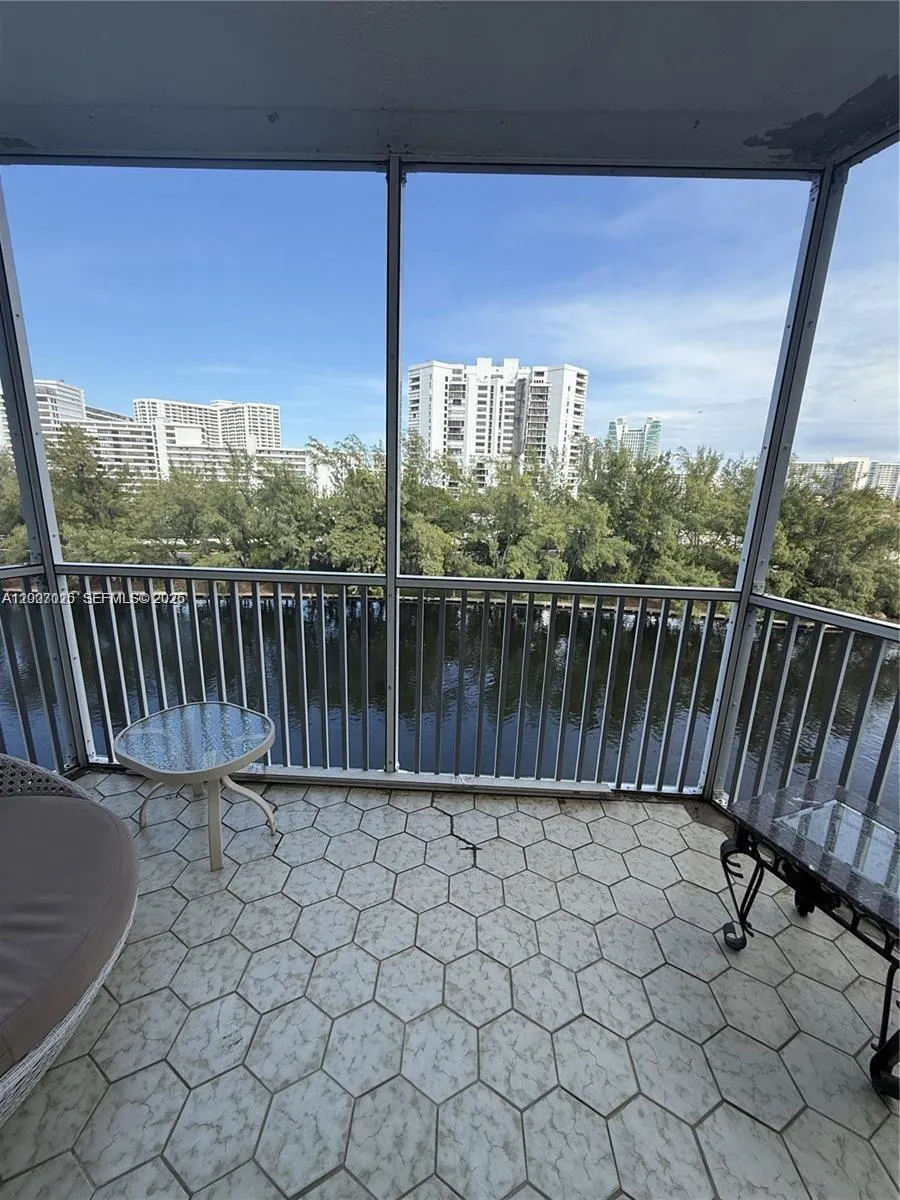 Foto de propiedad en 300 Diplomat Parkway 712, Hallandale Beach, FL 33009 Hallandale Beach con MLS#