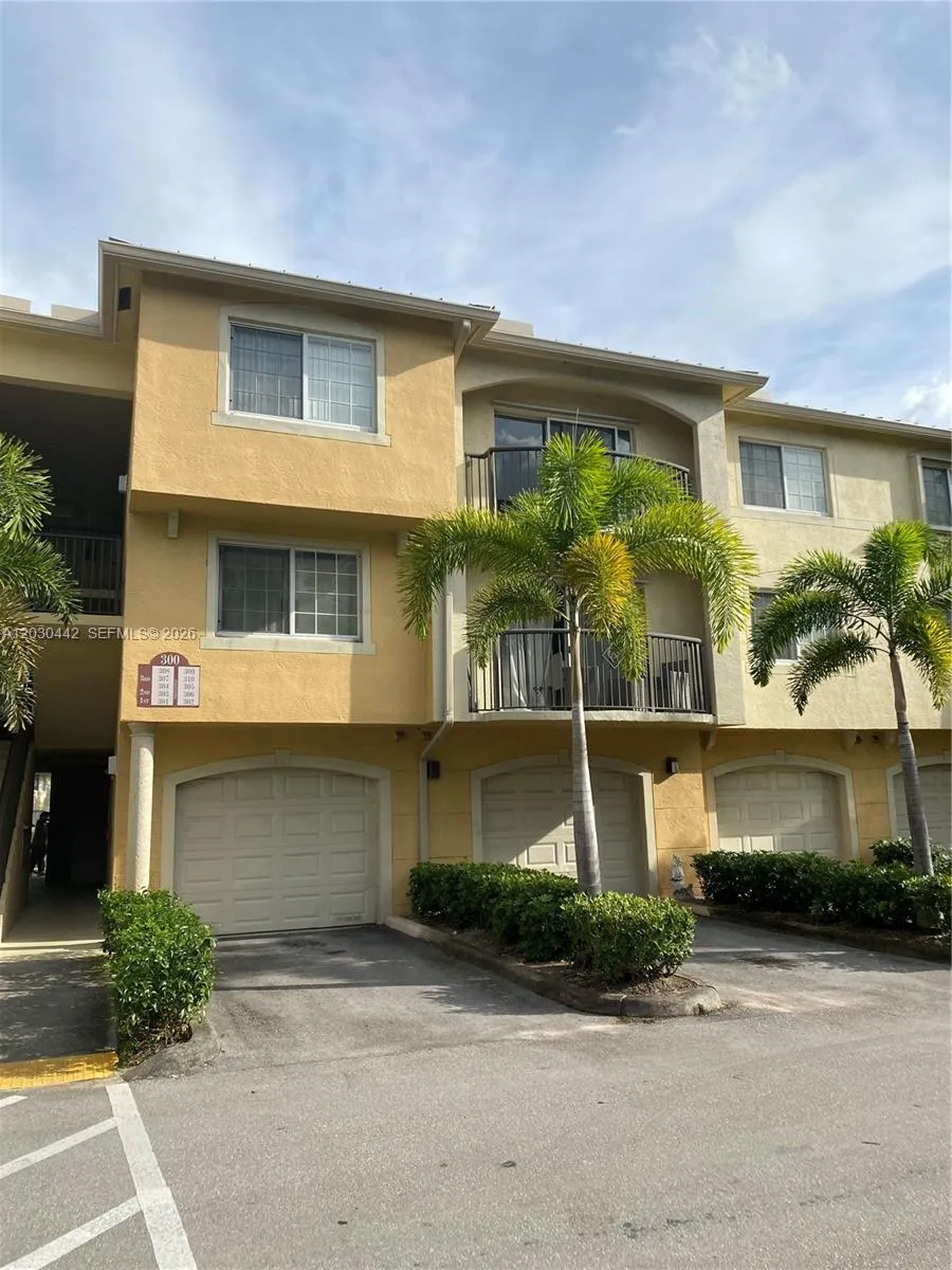 Foto de propiedad en 300 N Crestwood Court N 310, Royal Palm Beach, FL 33411 Royal Palm Beach con MLS# 