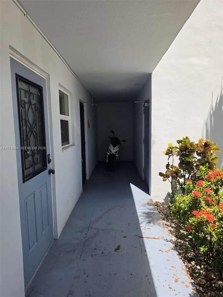 Foto de propiedad en 300 NE 12th Avenue 108, Hallandale Beach, FL 33009 Hallandale Beach con MLS# 