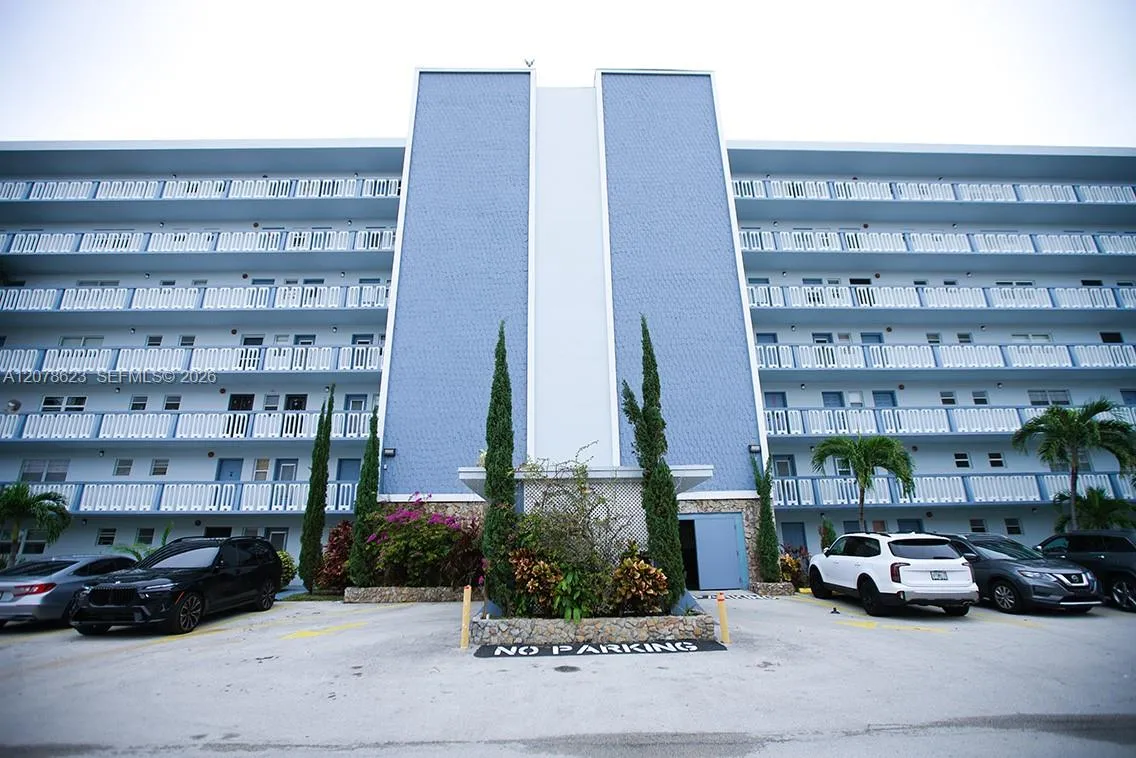 Foto de propiedad en 300 NE 12th Avenue 703, Hallandale Beach, FL 33009 Hallandale Beach con MLS# 