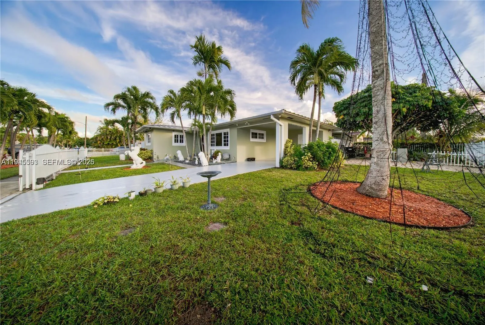 Foto de propiedad en 300 NE 175th Street, North Miami Beach, FL 33162 North Miami Beach con MLS# 