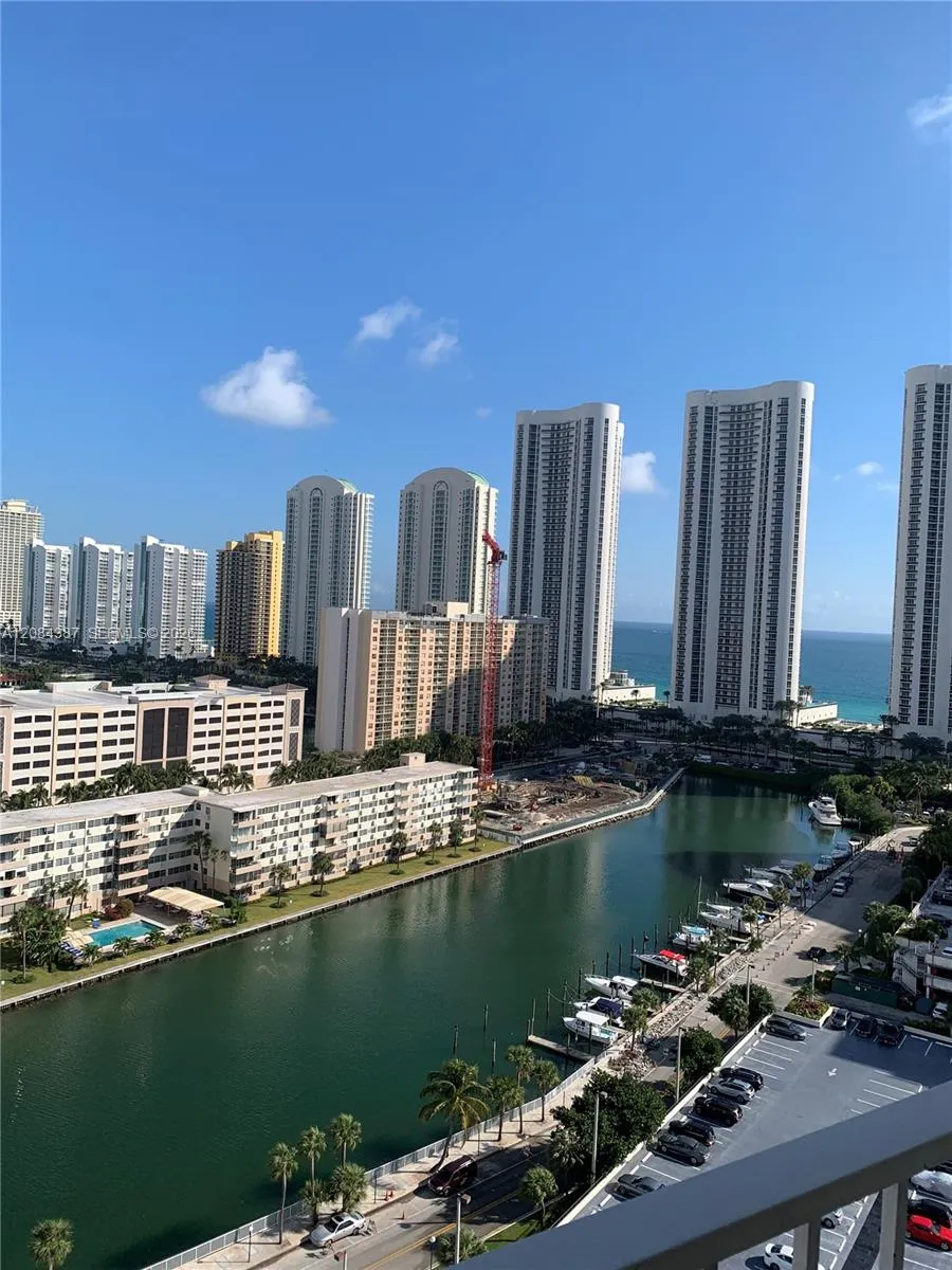 Foto de propiedad en 300 NE Bayview Drive 501, Sunny Isles Beach, FL 33160 Sunny Isles Beach con MLS# 