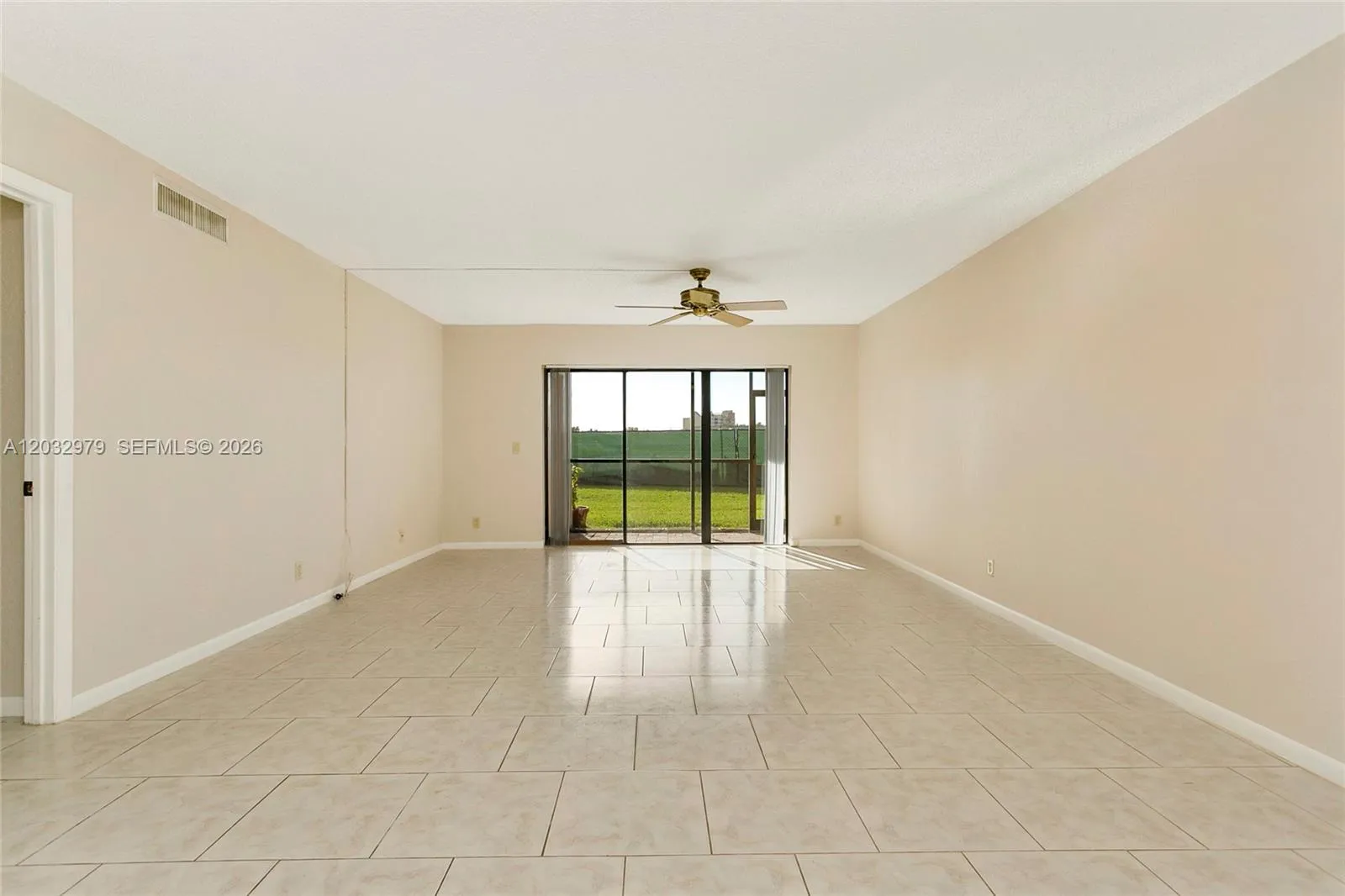 Foto de propiedad en 300 Racquet Club Road 104, Weston, FL 33326 Weston con MLS# 