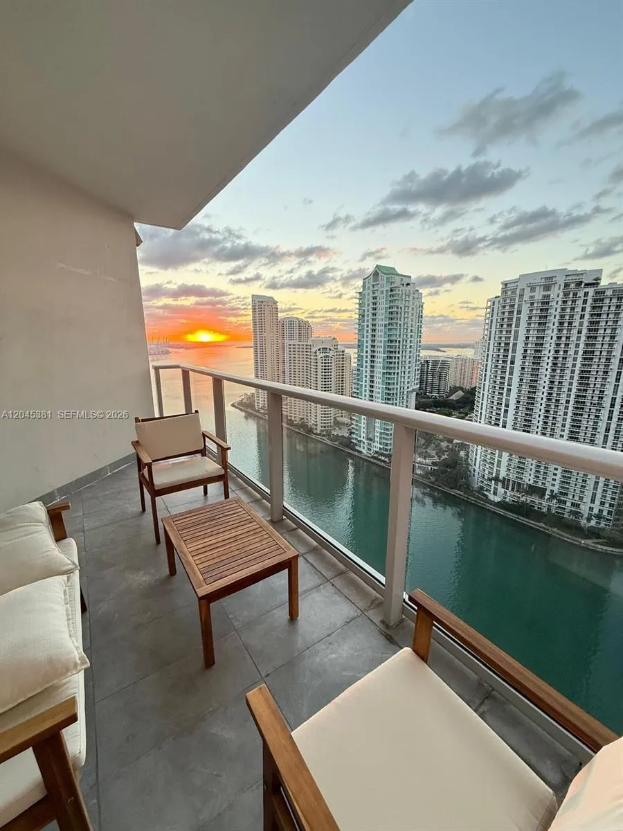 Foto de propiedad en 300 S Biscayne Boulevard T-2806, Miami, FL 33131 Miami con MLS#