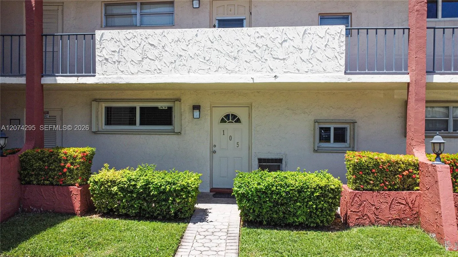 Foto de propiedad en 300 S Hollybrook Drive 105, Pembroke Pines, FL 33025 Pembroke Pines con MLS# 