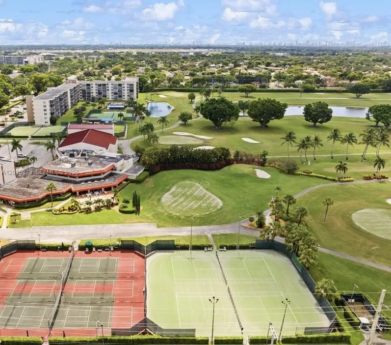 En Venta 300 S Hollybrook Drive 203, Pembroke Pines, FL 33025, Pembroke Pines, FL 33025