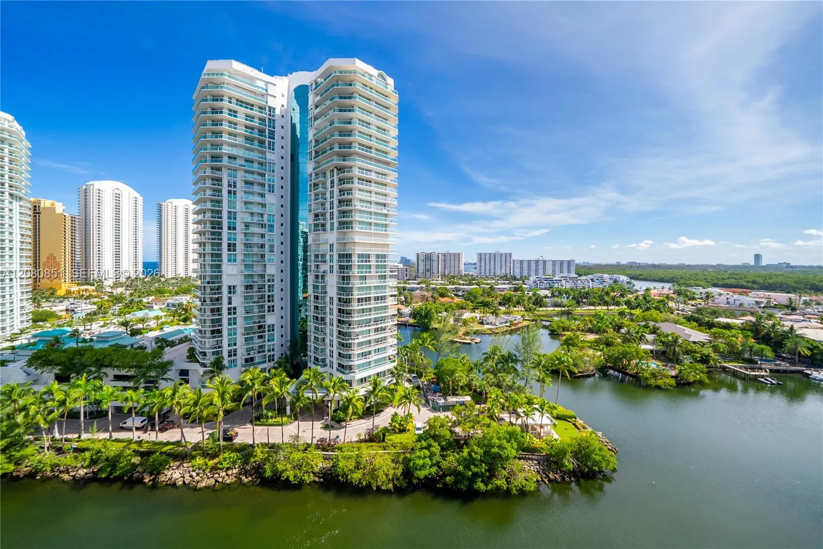 Foto de propiedad en 300 Sunny Isles Boulevard 4-1208, Sunny Isles Beach, FL 33160 Sunny Isles Beach con MLS# 