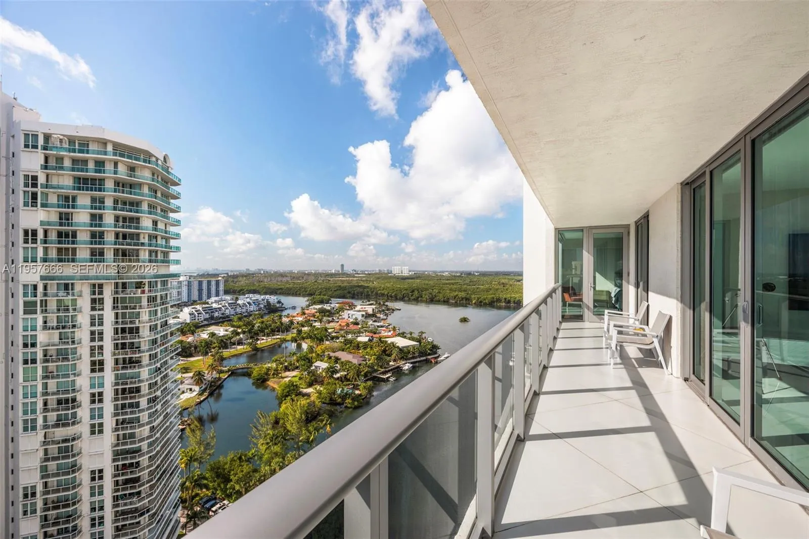 Foto de propiedad en 300 Sunny Isles Boulevard 4-2202, Sunny Isles Beach, FL 33160 Sunny Isles Beach con MLS# 