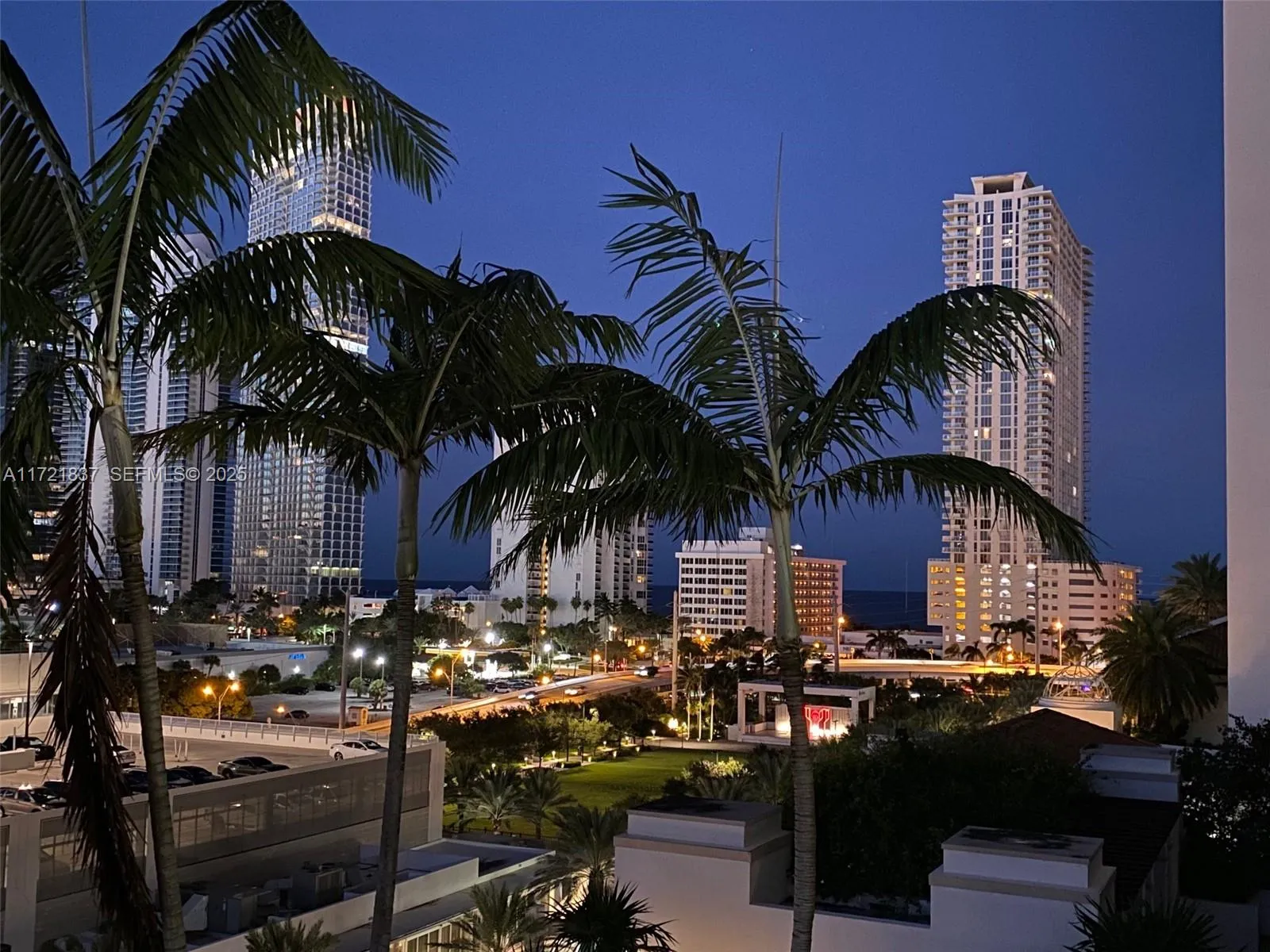 Foto de propiedad en 300 Sunny Isles Boulevard 4-703, Sunny Isles Beach, FL 33160 Sunny Isles Beach con MLS# 