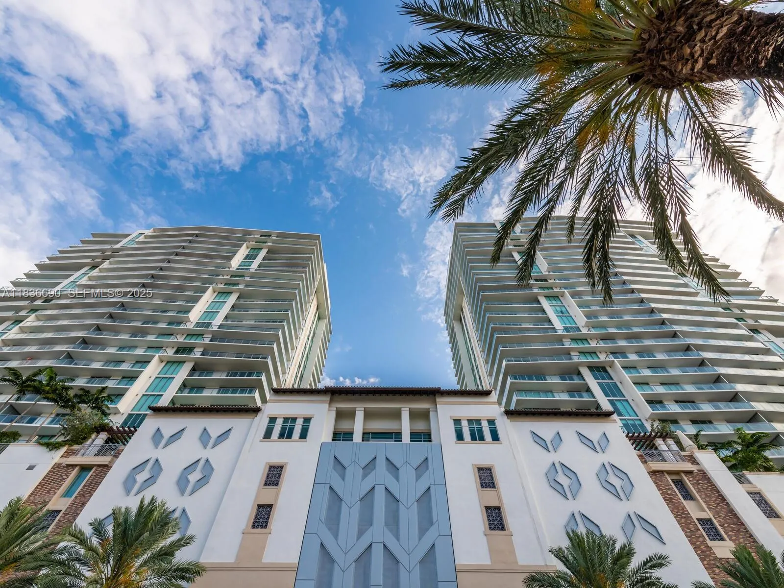 Foto de propiedad en 300 Sunny Isles Boulevard 5-1605, Sunny Isles Beach, FL 33160 Sunny Isles Beach con MLS# 