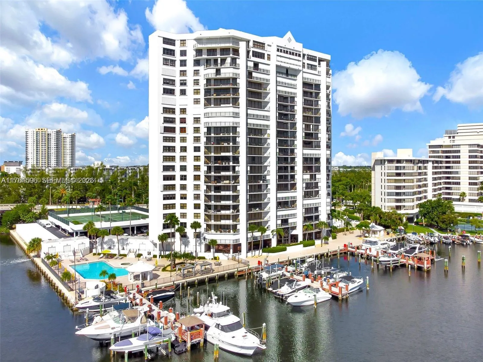 Foto de propiedad en 300 Three Islands Boulevard 108, Hallandale Beach, FL 33009 Hallandale Beach con MLS# 
