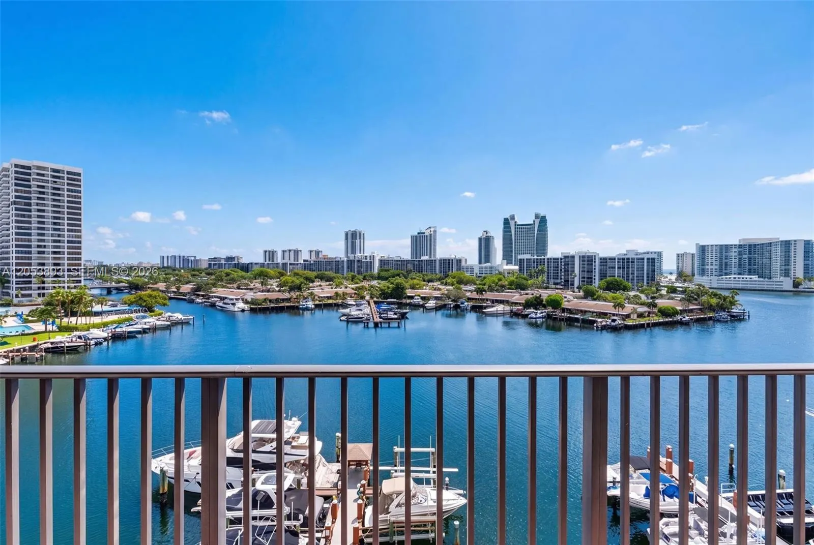 Foto de propiedad en 300 Three Islands Boulevard 207, Hallandale Beach, FL 33009 Hallandale Beach con MLS# 