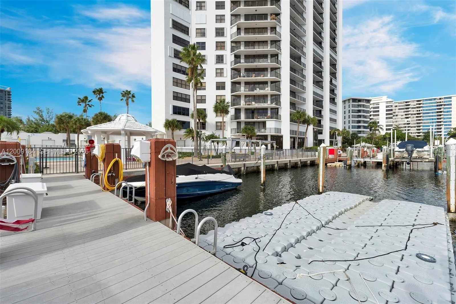 Foto de propiedad en 300 Three Islands Boulevard 305, Hallandale Beach, FL 33009 Hallandale Beach con MLS# 