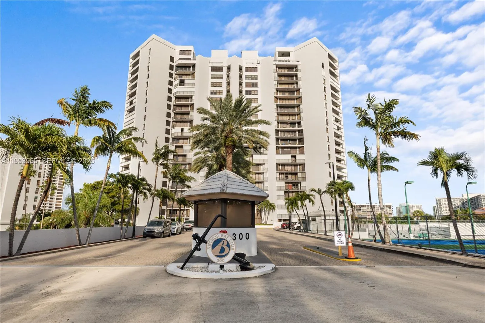 Foto de propiedad en 300 Three Islands Boulevard 417, Hallandale Beach, FL 33009 Hallandale Beach con MLS# 