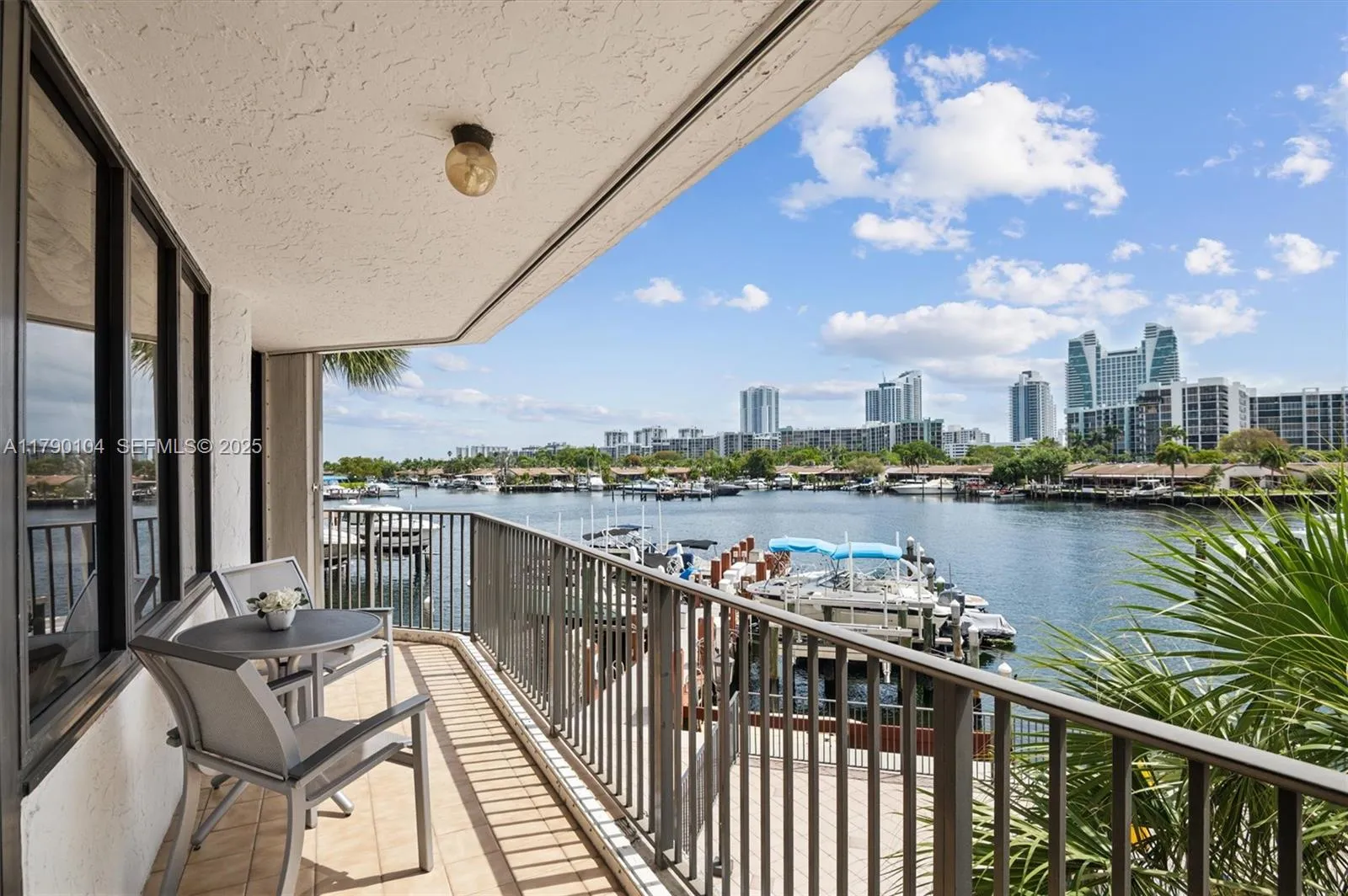 Foto de propiedad en 300 Three Islands Boulevard 601, Hallandale Beach, FL 33009 Hallandale Beach con MLS# 