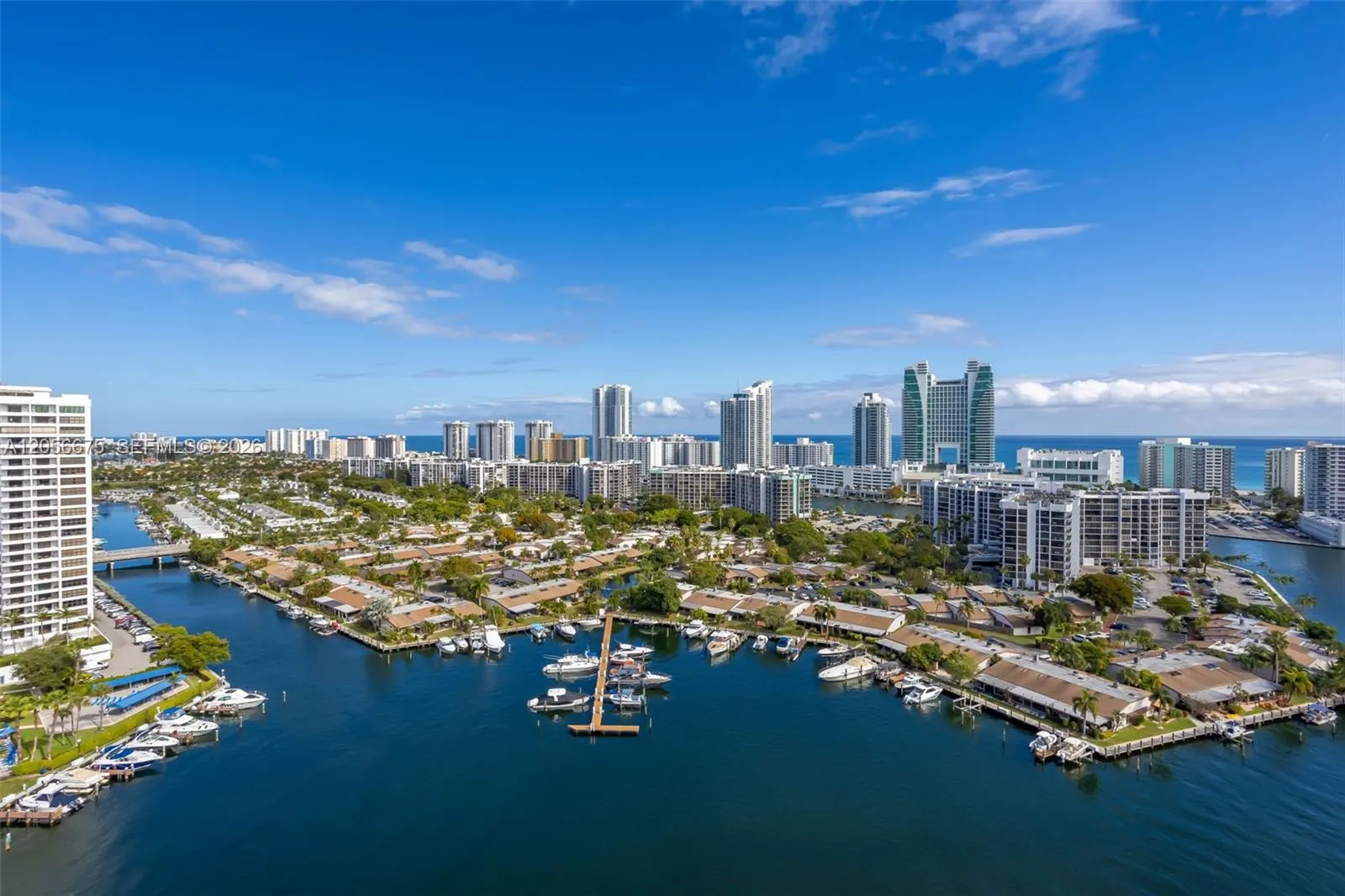 Foto de propiedad en 300 Three Islands Boulevard PH3A, Hallandale Beach, FL 33009 Hallandale Beach con MLS# 