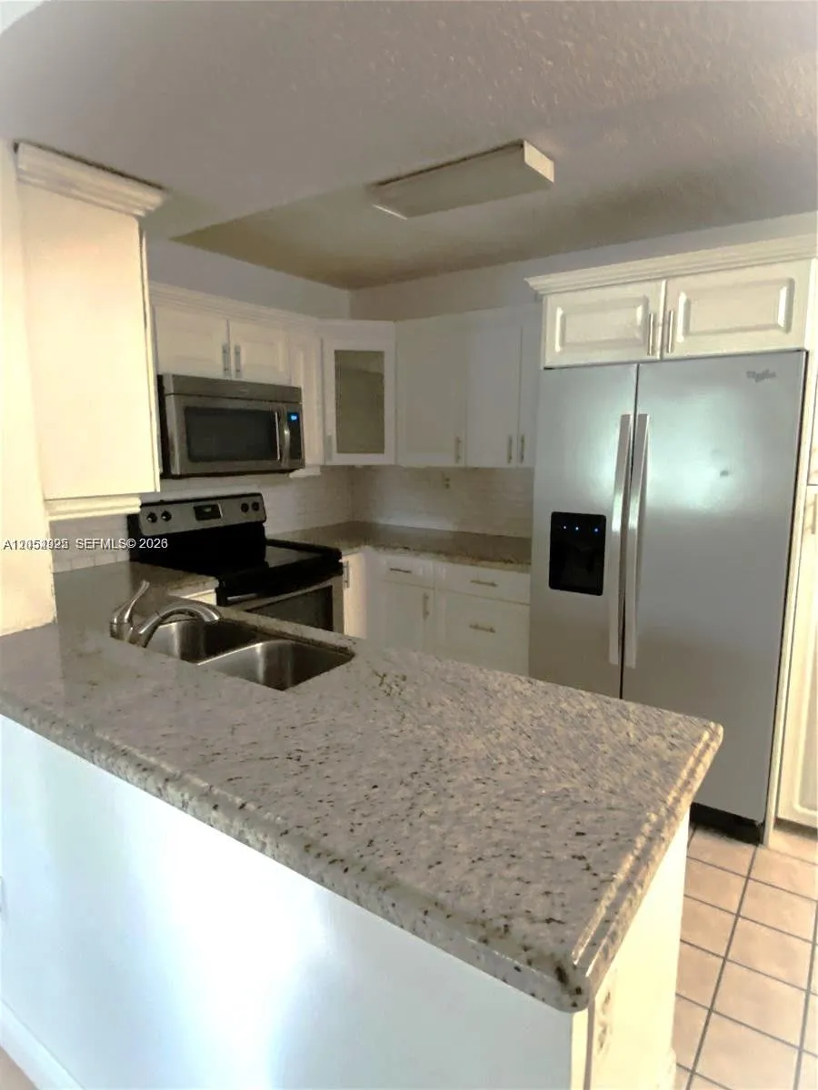 Foto de propiedad en 300 W Palm Circle W 208, Pembroke Pines, FL 33025 Pembroke Pines con MLS# 
