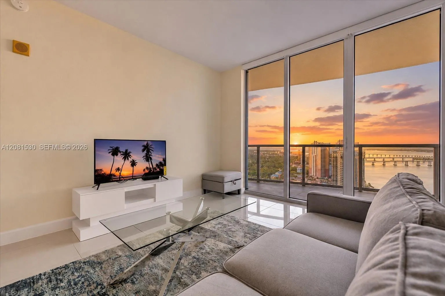 Foto de propiedad en 3000 Oasis Grabd Boulevard 2802, Fort Myers, FL 33916 Fort Myers con MLS# 