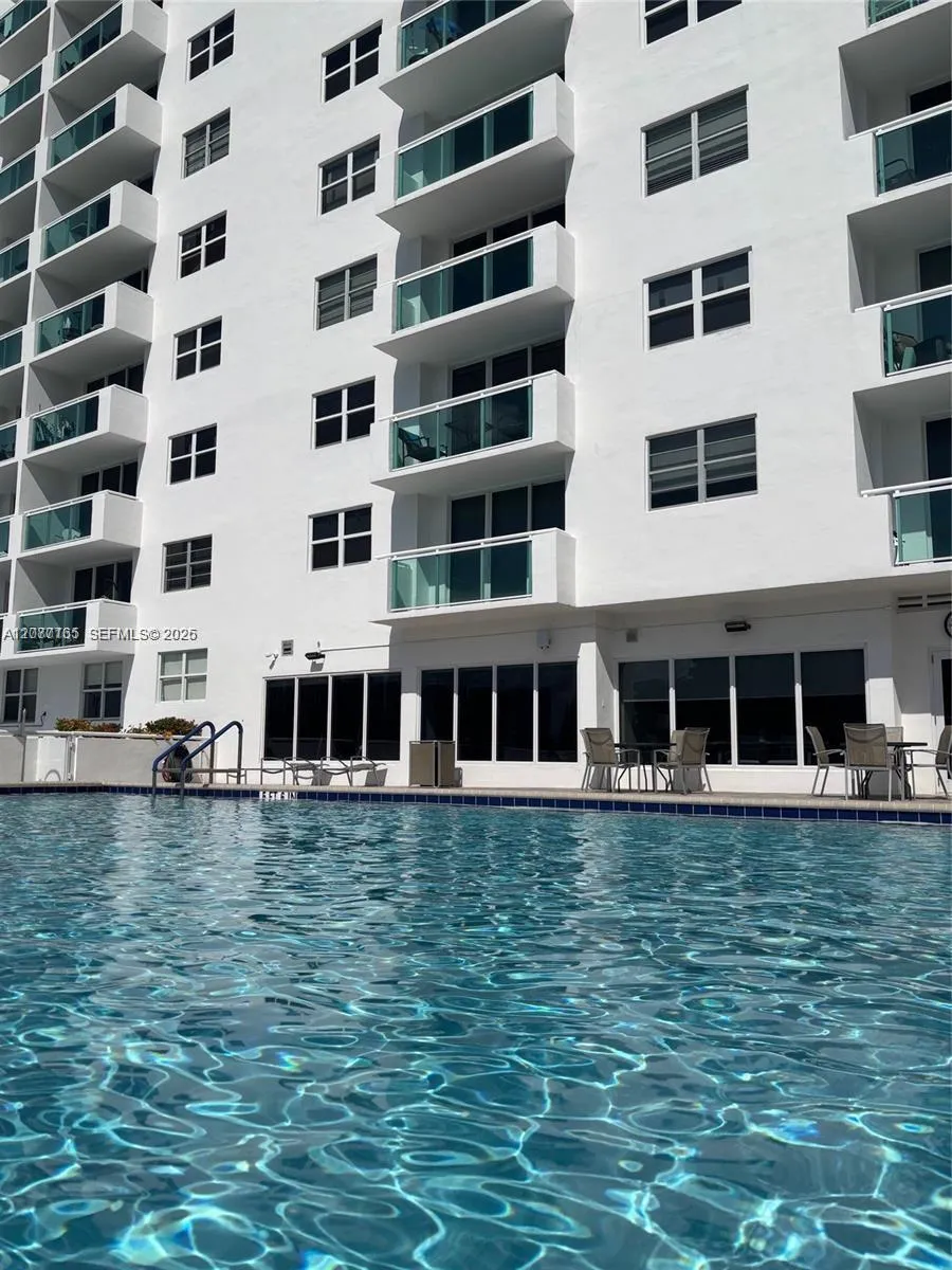 Foto de propiedad en 3000 S Ocean Drive 304, Hollywood, FL Hollywood con MLS# 