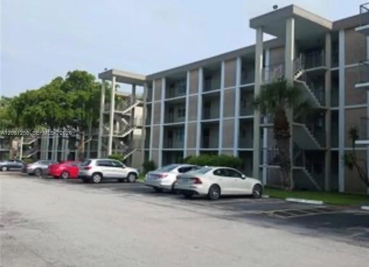 Foto de propiedad en 3001 NW 48th Avenue 244, Lauderdale Lakes, FL 33313 Lauderdale Lakes con MLS# 