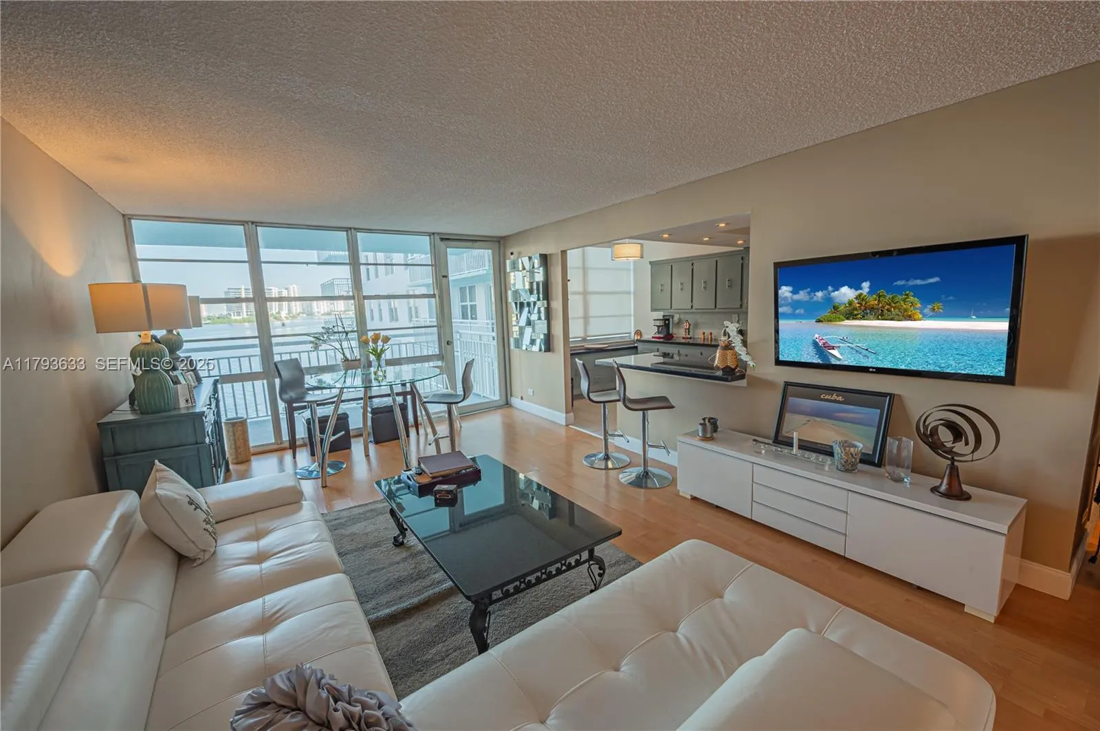 Foto de propiedad en 301 174th Street 401, Sunny Isles Beach, FL 33160 Sunny Isles Beach con MLS# 