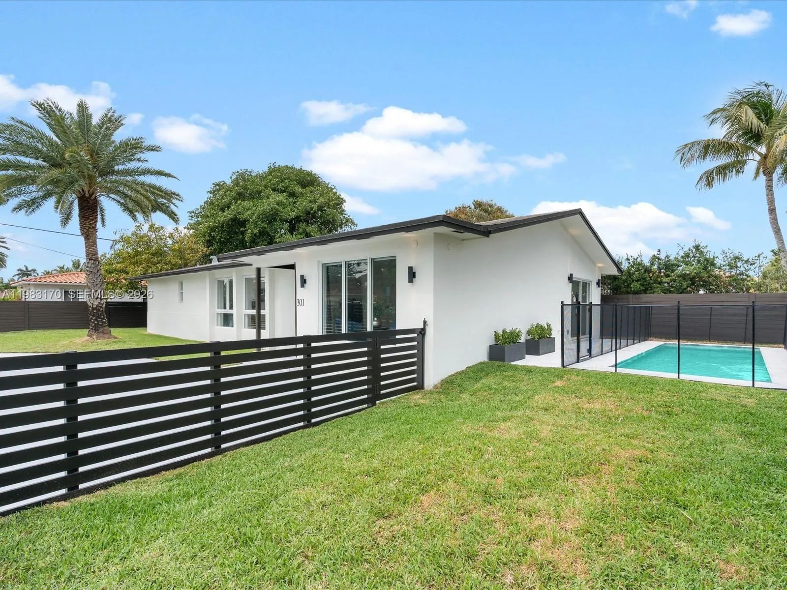 Foto de propiedad en 301 88th Street, Surfside, FL 33154 Surfside con MLS# 