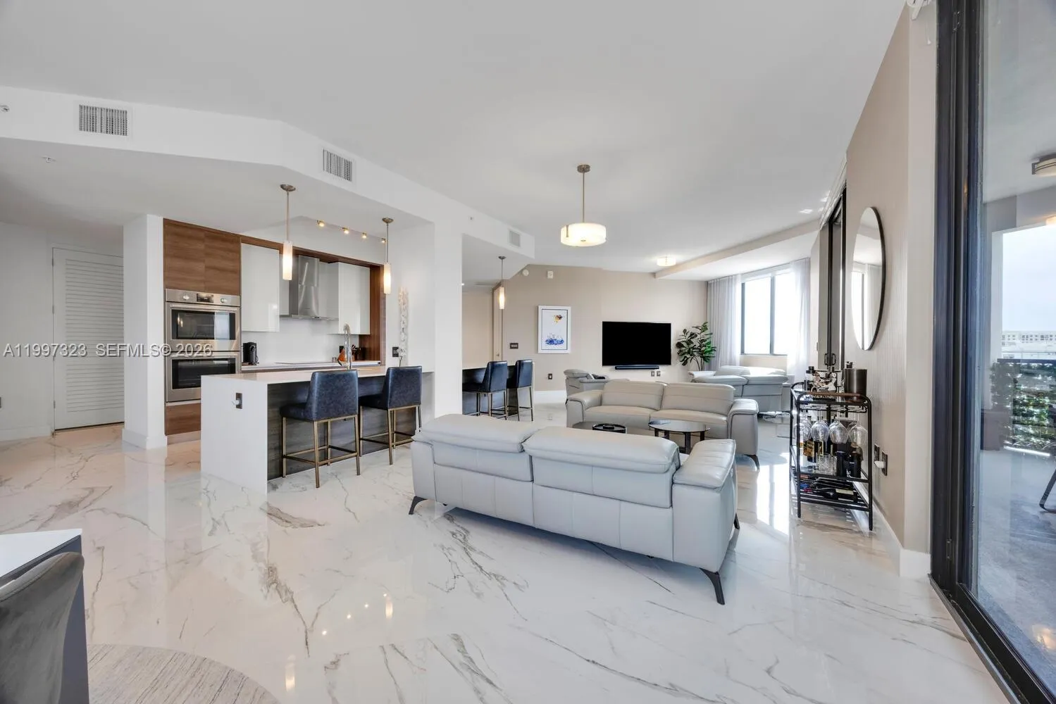 Foto de propiedad en 301 Altara Avenue LPH914, Coral Gables, FL 33146 Coral Gables con MLS# 
