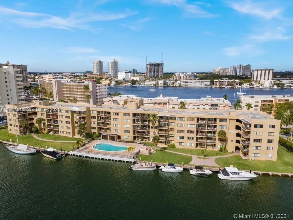 Foto de propiedad en 301 Golden Isles Drive 109, Hallandale Beach, FL 33009 Hallandale Beach con MLS# 