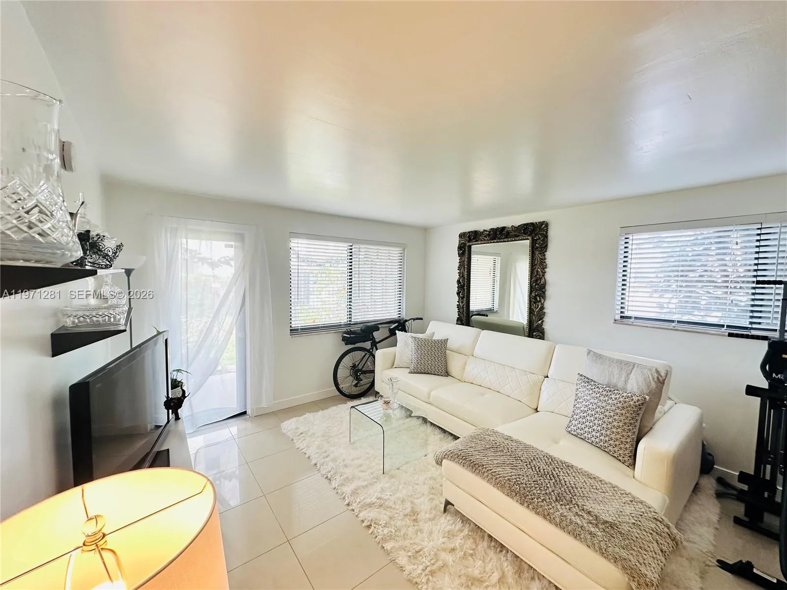 Foto de propiedad en 301 Golden Isles Drive 114, Hallandale Beach, FL 33009 Hallandale Beach con MLS# 
