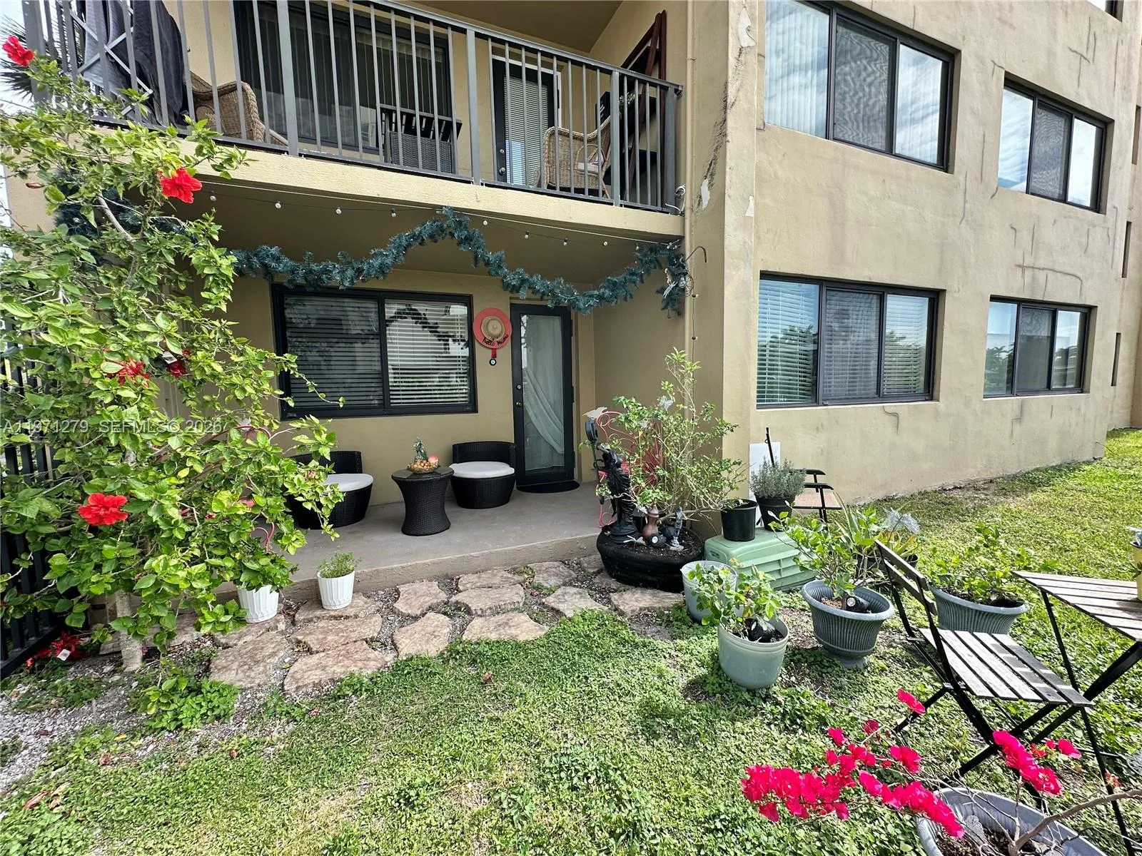 Foto de propiedad en 301 Golden Isles Drive 114, Hallandale Beach, FL 33009 Hallandale Beach con MLS# 