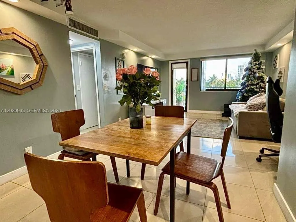 Foto de propiedad en 301 Golden Isles Drive 406, Hallandale Beach, FL 33009 Hallandale Beach con MLS# 