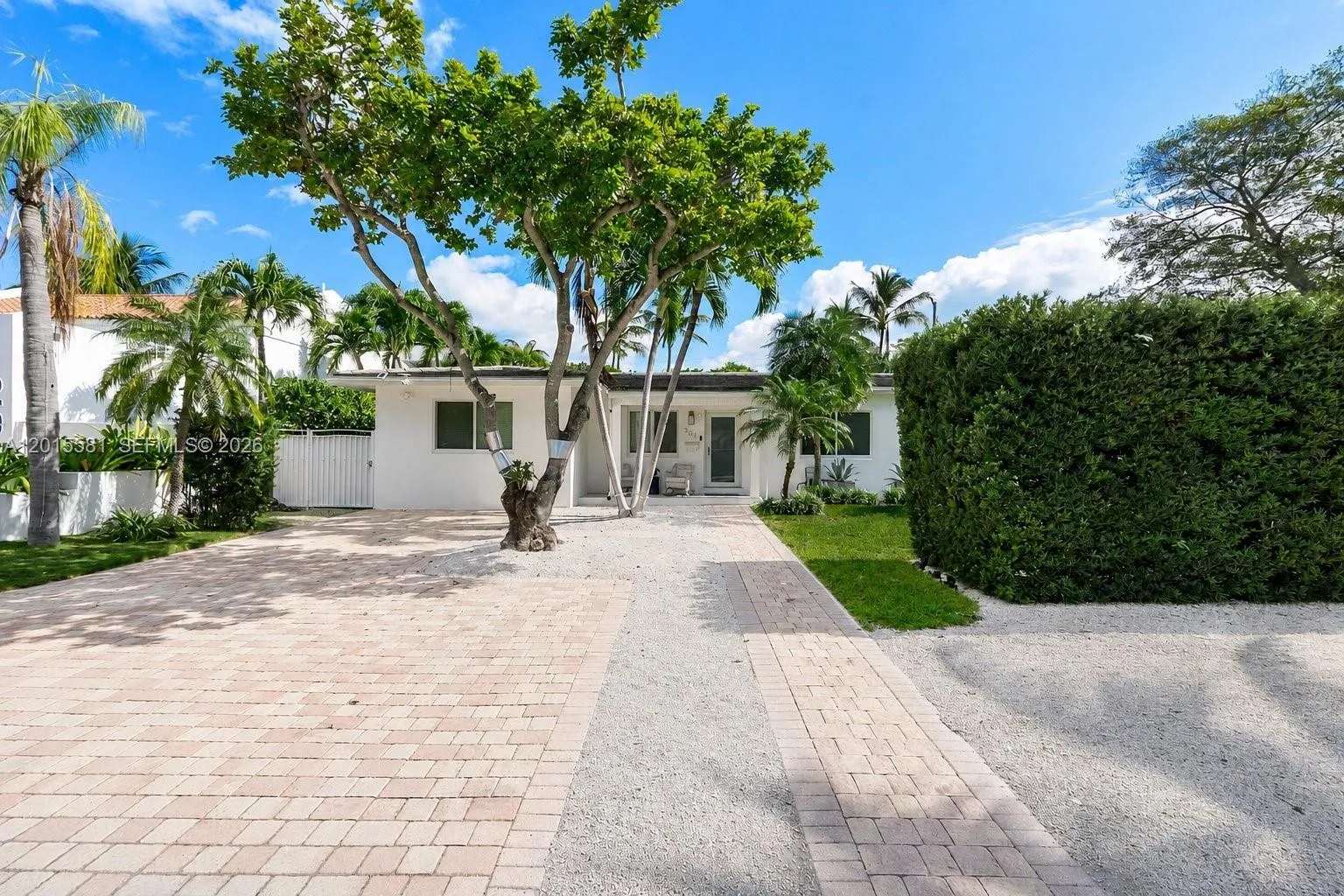 Foto de propiedad en 301 Hampton Lane, Key Biscayne, FL 33149 Key Biscayne con MLS# 
