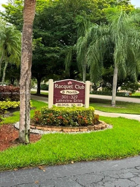 Foto de propiedad en 301 Lakeview Drive 102, Weston, FL 33326 Weston con MLS# 