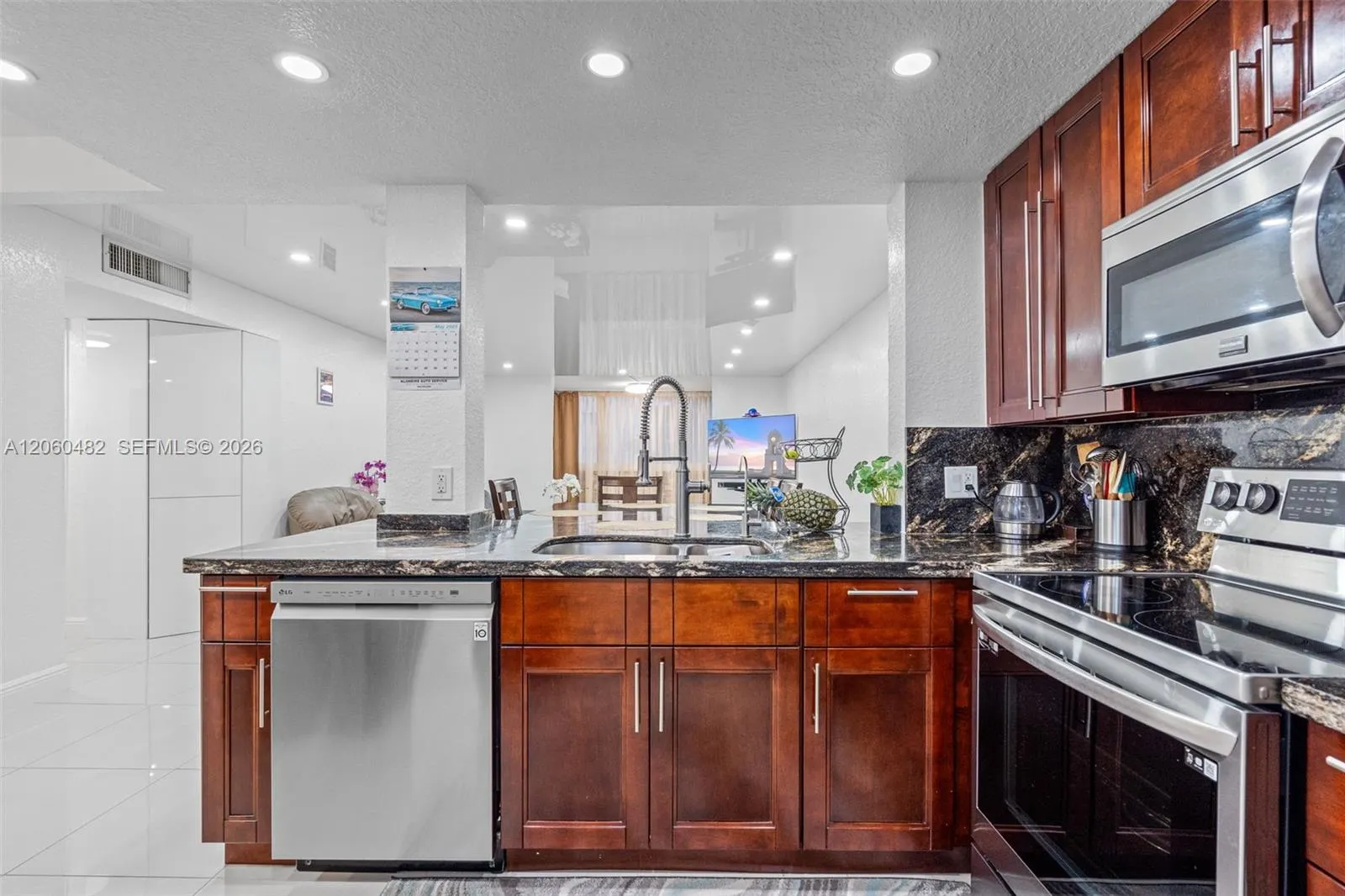 Foto de propiedad en 301 NE 14th Avenue 207, Hallandale Beach, FL 33009 Hallandale Beach con MLS#