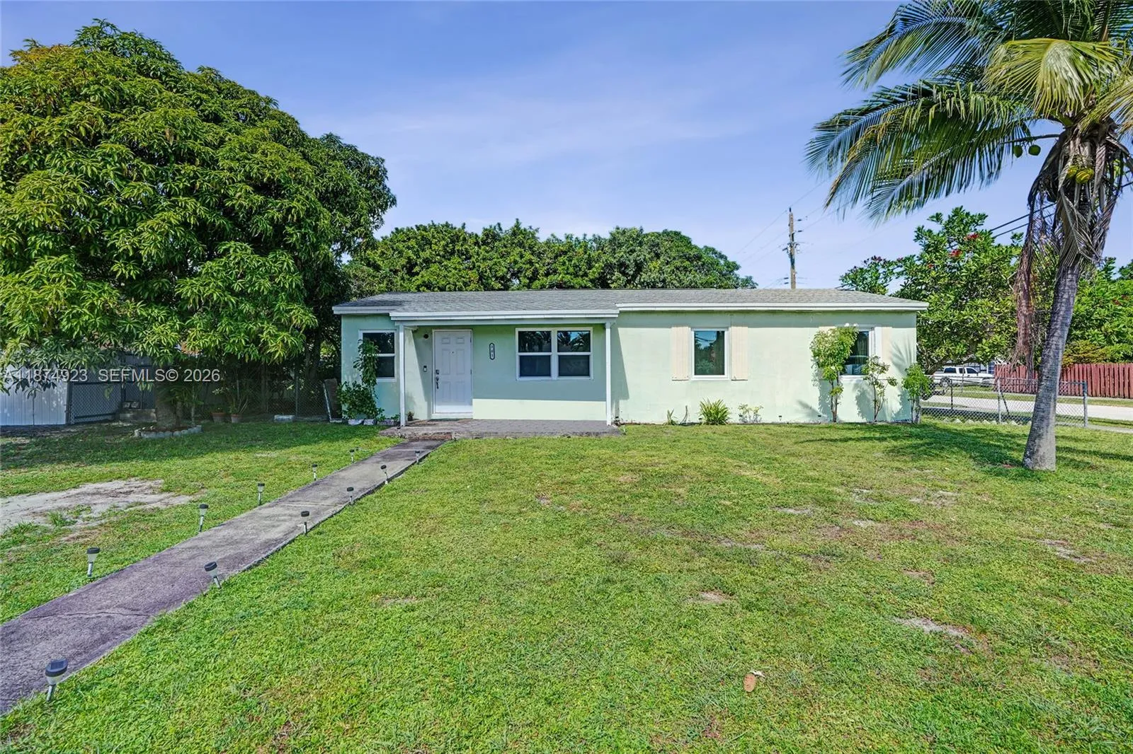 Foto de propiedad en 301 NW 190th Street, Miami Gardens, FL 33169 Miami Gardens con MLS# 