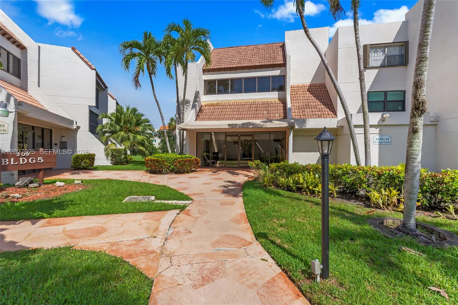 Foto de propiedad en 301 Racquet Club Road 103, Weston, FL 33326 Weston con MLS# 