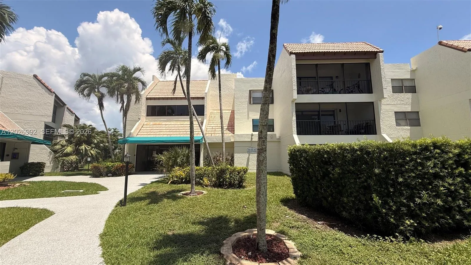 Foto de propiedad en 301 Racquet Club Road 305, Weston, FL 33326 Weston con MLS# 