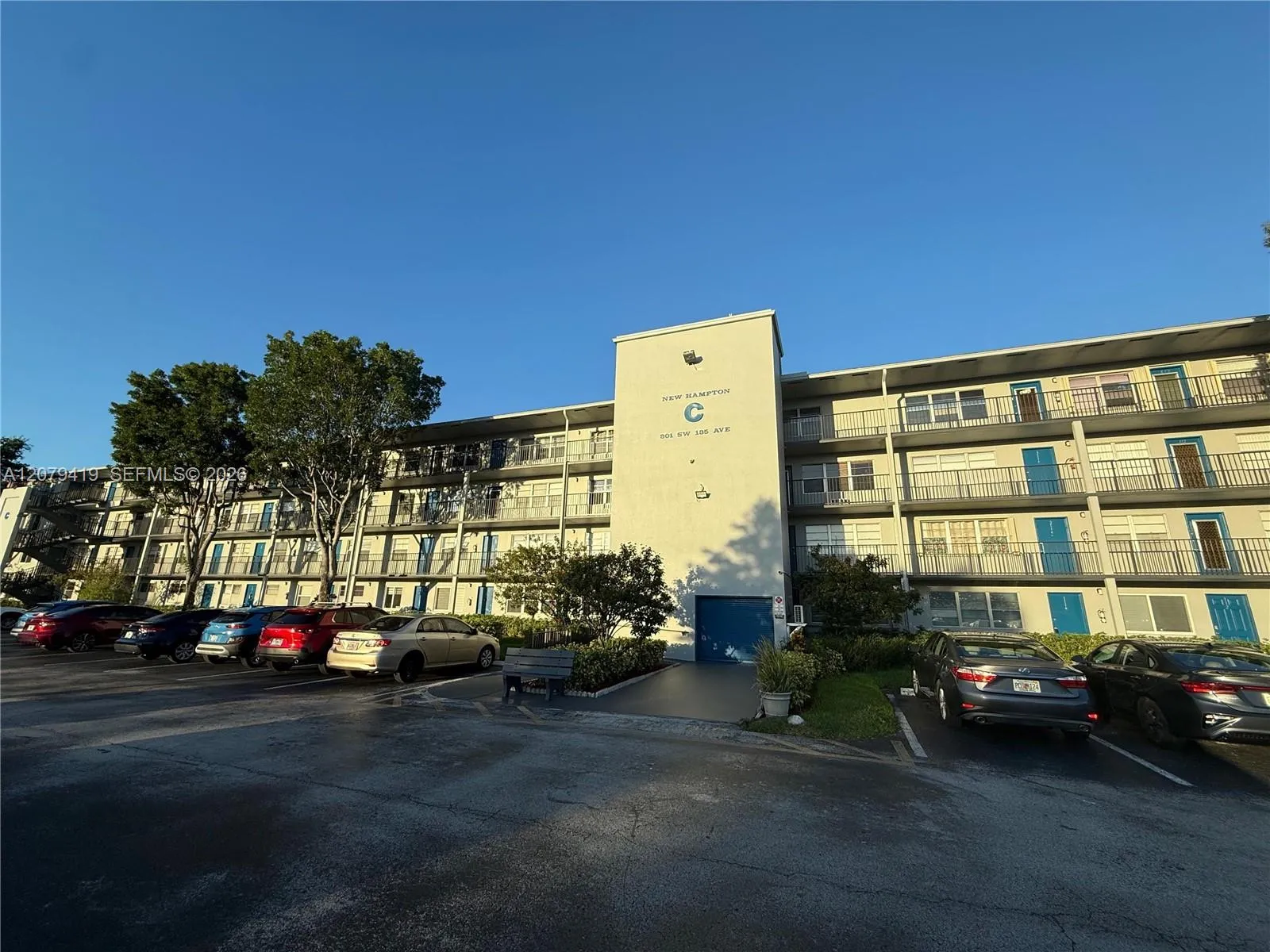 Foto de propiedad en 301 SW 135th Avenue 402C, Pembroke Pines, FL 33027 Pembroke Pines con MLS# 