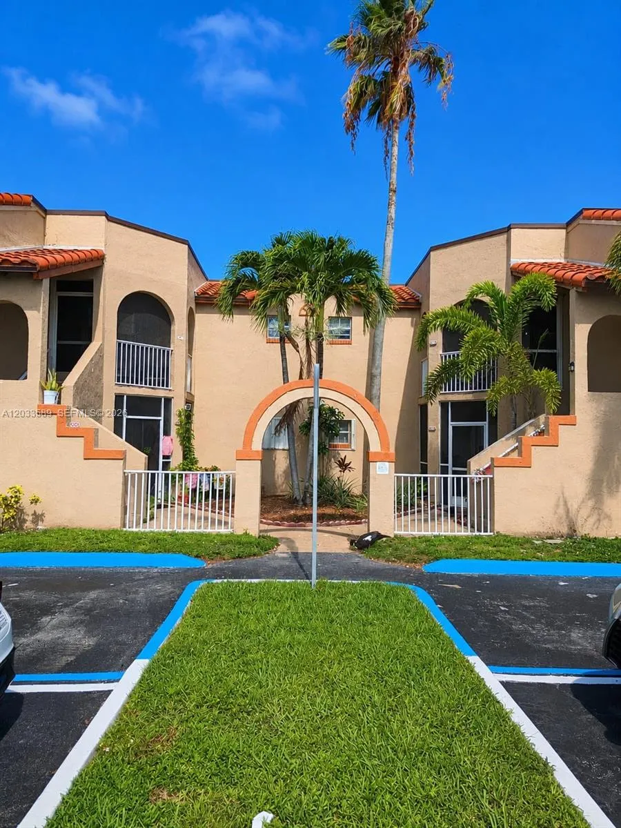 Foto de propiedad en 301 SW 86th Avenue 204, Pembroke Pines, FL 33025 Pembroke Pines con MLS# 
