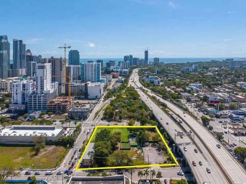 Foto de propiedad en 301 SW 8th Street, Miami, FL 33130 Miami con MLS# 
