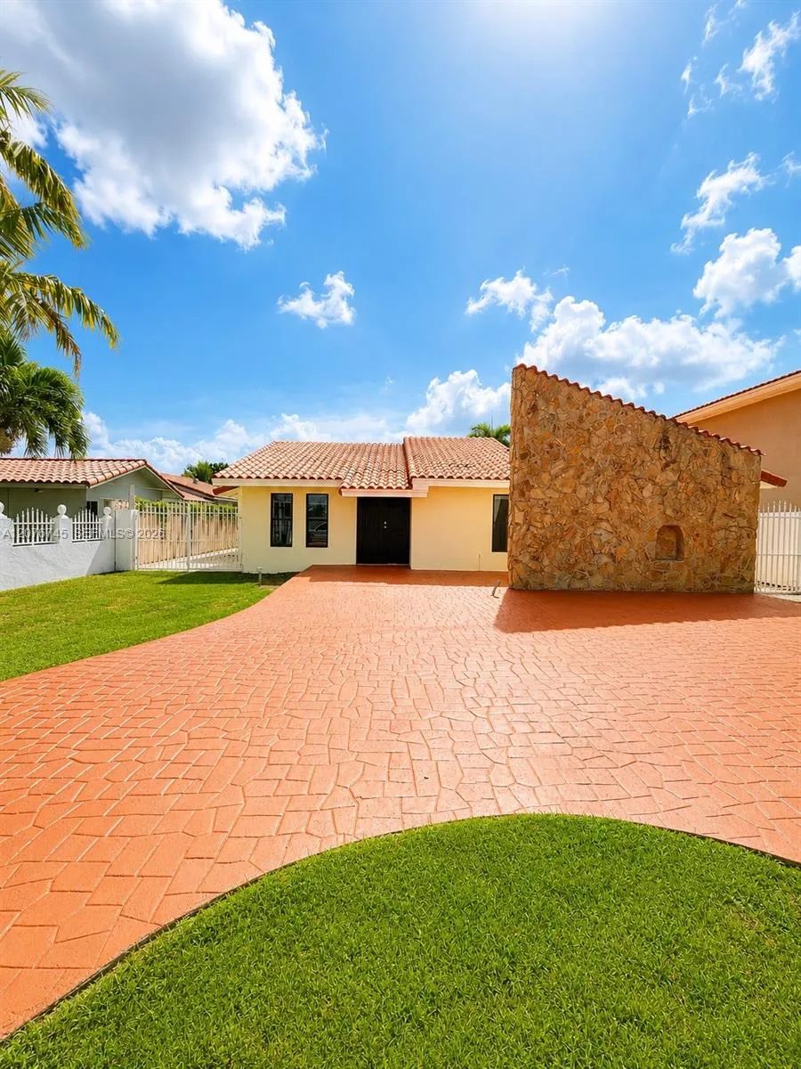 Foto de propiedad en 3011 SW 117th Avenue, Miami, FL 33175 Miami con MLS# 
