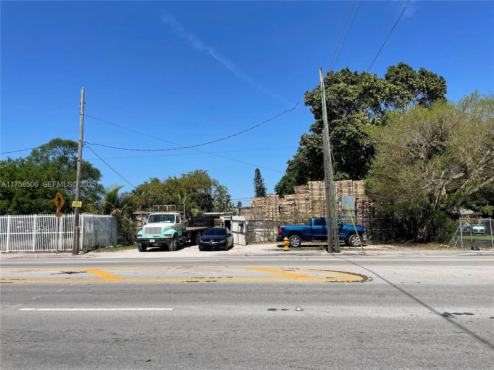 Foto de propiedad en 3013 NW 54th Street, Miami, FL 33142 Miami con MLS# 